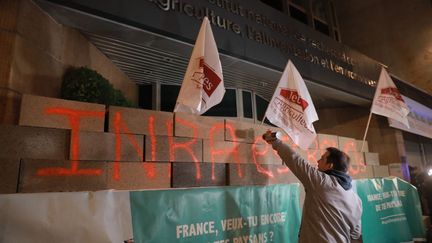 Un manifestant devant le siège de l'Inrae, à Paris, le 28 novembre 2024. (MOHAMAD SALAHELDIN ABDELG ALSAYE / ANADOLU / AFP)