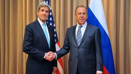 Le secr&eacute;taire d'Etat am&eacute;ricain John Kerry (&agrave; gauche) et Sergei lavrov, ministre russe des Affaires &eacute;trang&egrave;res. (SIPA USA / SIPA)