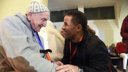 Le moine français frère Jean-Pierre Schumacher, dernier survivant de la prise d'otages des moines de Tibéhirine en 1996, lors d'une veillée spirituelle&nbsp;à Oran (Algérie), le 7 décembre 2018. (RYAD KRAMDI / AFP)