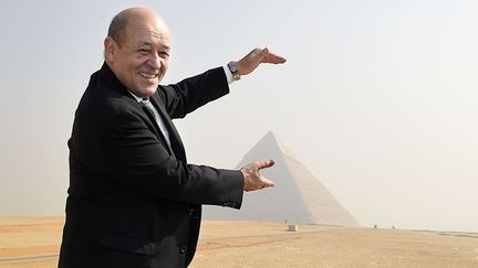 Le ministre fran&ccedil;ais de la D&eacute;fense, Jean-Yves Le Drian, prend la pose devant une pyramide du site de Gizeh (Egypte), le 17 f&eacute;vrier 2015. (MARTIN BUREAU / AFP)