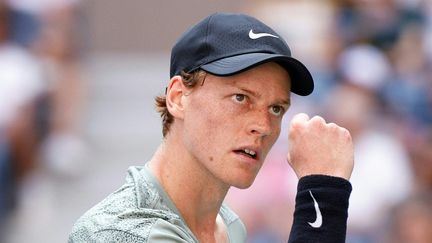 L'Italien Jannik Sinner s'est qualifié pour le deuxième tour de l'US Open, le 27 août 2024, à New York. (KENA BETANCUR / AFP)