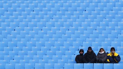 Une poignée de spectateurs assistent au super-G à Pyeongchang (Corée du Sud), le 16 février 2018. (LEONHARD FOEGER / REUTERS)