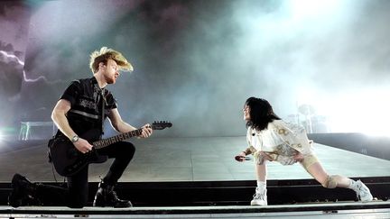 Billie Eilish (à droite), face à son frère Finneas (co-compositeur et producteur de tous ses titres) sur scène au festival Coachella, à Indio (Californie, Etats-Unis), le samedi 16 avril 2022. (KEVIN MAZUR / GETTY IMAGES NORTH AMERICA)