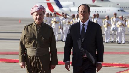 Le pr&eacute;sident fran&ccedil;ais Fran&ccedil;ois Hollande et le pr&eacute;sident de la r&eacute;gion autonome du Kurdistan, Massoud Barzani, &agrave; l'a&eacute;roport d'Erbil, en Irak, le 12 septembre 2014.&nbsp; (AZAD LASHKARI / REUTERS)