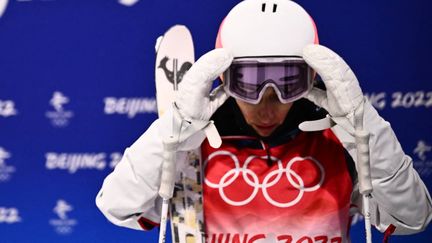 La très grande déception de Perrine Laffont, 4e de la finale de ski de bosses aux Jeux olympiques de Pékin, le 6 février 2022. (Marco BERTORELLO / AFP)