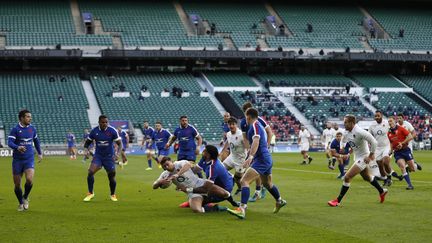 Le XV de France affronte l'Angleterre lors d'un match du Tournoi des six nations, le 13 mars 2021 à Twickenham (Royaume-Uni).&nbsp; (ADRIAN DENNIS / AFP)