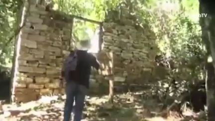 Capture d'&eacute;cran d'une vid&eacute;o du quotidien argentin "Clarin" montrant un arch&eacute;ologue devant des b&acirc;timents en ruines qui ont peut-&ecirc;tre &eacute;t&eacute; construits par des nazis pendant la seconde guerre mondiale. (WEBTV40 / YOUTUBE)