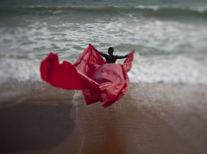 Cristina de Middel &amp; Bruno Morais, "Sans titre", de la série "Minuit à la croisée des chemins".  Benin, 2016.  Avec l’aimable autorisation des artistes.
 (-)