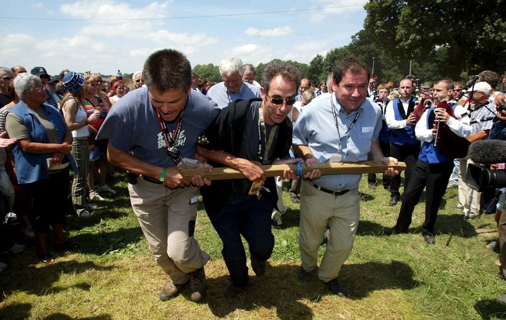 Christian Troadec&nbsp;(D) participe au&nbsp;traditionnel tir&eacute; de charrues qui ouvre officiellement le festival des Vieilles Charrues, le 18 juillet 2003 &agrave; Carhaix (Finist&egrave;re). ( MAXPPP)