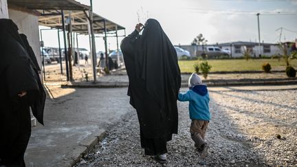 Une femme française et son enfant ayant fui le dernier bastion de l'organisation jihadiste Etat islamique en Syrie, le 17 février 2019 dans le camp d'al-Hol (Syrie).&nbsp; (BULENT KILIC / AFP)