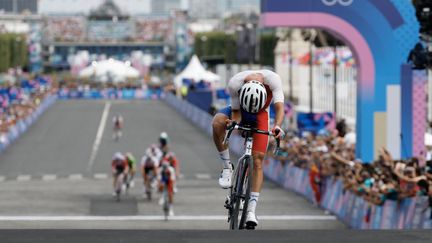 Valentin Madouas avec quelques mètres d'avance sur Christophe Laporte lors de la course en ligne des Jeux olympiques de Paris, le 3 août 2024. (ODD ANDERSEN / AFP)