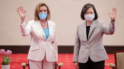 La présidente de la Chambre des représentants des Etats-Unis, Nancy Pelosi, et, la présidente de Taïwan, Tsai Ing-wen, le 3 août 2022 à Taipei (Taïwan). (TAIWAN PRESIDENTIAL OFFICE / AFP)