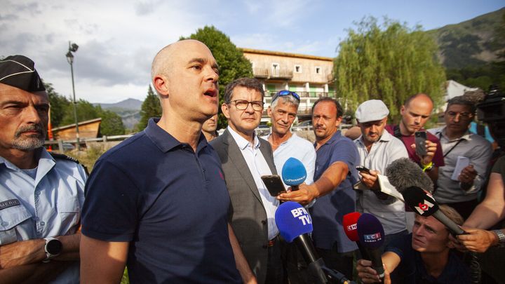 Le procureur de la République de Digne-les-Bains, Rémy Avon (au centre), et le préfet, Marc Chappuis (à sa gauche) lors d'un point-presse dans le village du Vernet (Alpes-de-Haute-Provence), le 9 juillet 2023. (THIBAUT DURAND / HANS LUCAS / AFP)