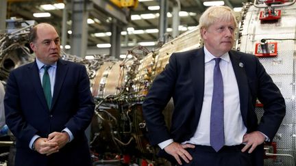 Boris Johnson, à l'époque&nbsp;Premier ministre britannique, et le ministre britannique de la Défense Ben Wallace, lors d'une visite de l'usine Rolls Royce à Bristol (Royaume-Uni), le 15 octobre 2021. (JOHN SIBLEY / POOL / AFP)