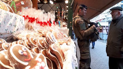 Après l'attentat du 11 décembre, des militaires assurent la sécurité sur le marché de Noël, place Broglie, à Strasbourg. (BENJAMIN ILLY / FRANCE-INFO)