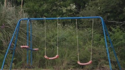 Un drame a eu lieu dans la soirée du samedi 10 juin, à Plonévez-du-Faou, dans le Finistère. Alors qu'elle jouait sur une balançoire dans son jardin, une petite fille de 11 ans a été tuée par son voisin, qui s'est ensuite rendu après l'intervention du GIGN. (FRANCEINFO)