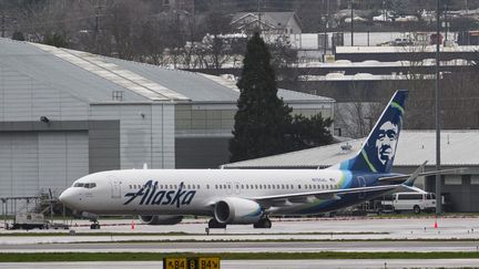 Un Boeing 737 Max 9 de la compagnie Alaska Airlines, à Portland (Etats-Unis), le 9 janvier 2024. (MATHIEU LEWIS-ROLLAND / GETTY IMAGES NORTH AMERICA)