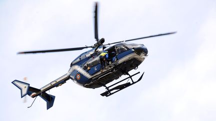 La gendarmerie survole&nbsp;Bagnères-de-Luchon (Haute-Garonne) lors d'un exercice, le 23 février 2016.&nbsp; (REMY GABALDA / AFP)