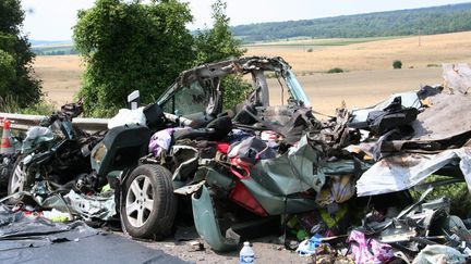 Une voiture accident&eacute;e apr&egrave;s une collision avec un camion au bord de la RN 4 pr&egrave;s de Saulvaux (Meuse), le 25 juillet 2014.&nbsp; (DJILALI DJAFER / AFP)