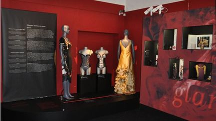 L’exposition «Le Parfum habille la Mode». Esoace glamoiur
 (Musées de Grasse)