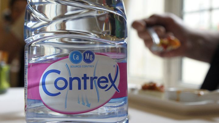 L’eau Contrex est l’une des nombreuses eaux en bouteille concernées par des pratiques trompeuses du fabricant. (JEAN-CHRISTOPHE VERHAEGEN / AFP)