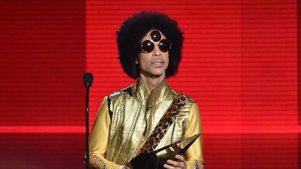 Le chanteur américain Prince, sur la scène du Microsoft Theater de Los Angeles, le 22 novembre 2015. (KEVIN WINTER / GETTY IMAGES NORTH AMERICA / AFP)