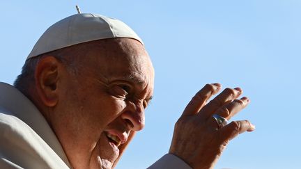 Le pape François arrive sur la place Saint-Pierre, au Vatican, le 29 mars 2023. (VINCENZO PINTO / AFP)