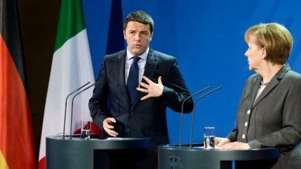 Matteo Renzi et Angela Merkel à Berlin, le 17 mars 2014. (BERND VON JUTRCZENKA / DPA / DPA PICTURE-ALLIANCE/AFP)