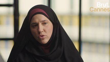 “Mon film est à l’image de ma vie”. L’ancienne rappeuse Diam’s est au Festival de Cannes 2022 pour la projection de son film “Salam”, réalisé avec Houda Benyamina et Anne Ciss. Pour Brut, elle répond à une interview exclusive d’Augustin Trapenard.