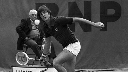 L'Italien Adriano Panatta sur le central de Roland-Garros en 1976 (STF / AFP)