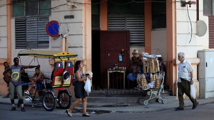 Des Cubains dans les rues de la Havane, le 14 juillet 2016. (ENRIQUE DE LA OSA / REUTERS)