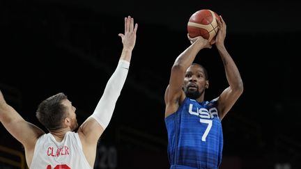 L'Américain&nbsp;Kevin Durant (à droite) tente un tir devant l'Espagnol Victor Clave, lors du quart de finale du tournoi olympique de Tokyo, le 3 août 2021. (ERIC GAY / AP)