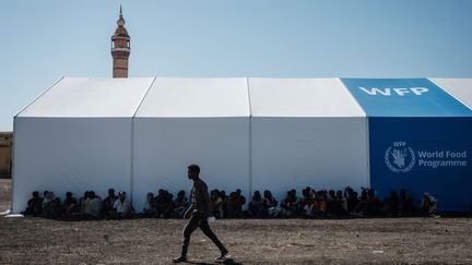 Des réfugiés de la région éthiopienne du Tigré sont accueillis par le&nbsp;Programme alimentaire mondial de l'ONU à&nbsp;Gedaref, au Soudan.&nbsp; (YASUYOSHI CHIBA / AFP)