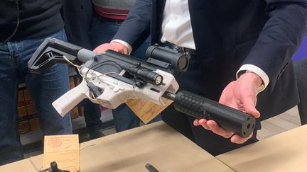 Des armes imprimées en 3D saisies par les forces de l'ordre, à Marseille, en février 2024. (MATHILDE VINCENEUX / RADIOFRANCE)