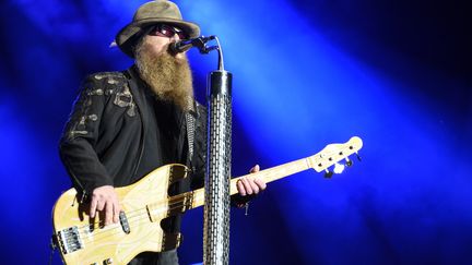 Dusty Hill lors d'un concert le 3 juillet 2016 aux Eurockéennes de Belfort. (SEBASTIEN BOZON / AFP)