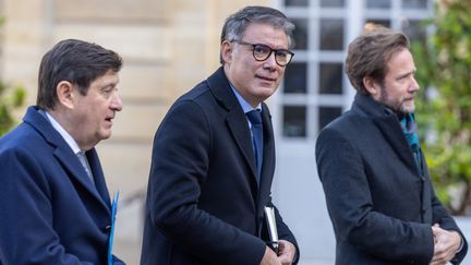 Le président du groupe parlementaire Socialistes et Apparentes Boris Vallaud (droite), le premier secrétaire du Parti socialiste français Olivier Faure (centre) et le président du groupe socialiste au Sénat Patrick Kanner (gauche), à Matignon, le 19 décembre 2024. (CHRISTOPHE PETIT TESSON / EPA)