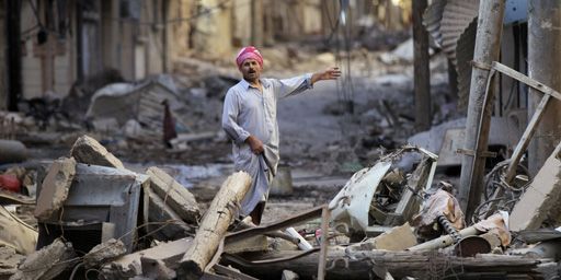 Dans les rues de Deir al-Zor (à 450 km à l'est de Damas) le 19-4-2013. (Reuters - Khalil Ashawi)