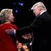 Donald Trump et hillary Clinton se serrent la main avant de s'affronter lors du premier débat de la présidentielle américaine, le 26 septembre 2016, à Hempstead.&nbsp; (JOE RAEDLE / REUTERS)