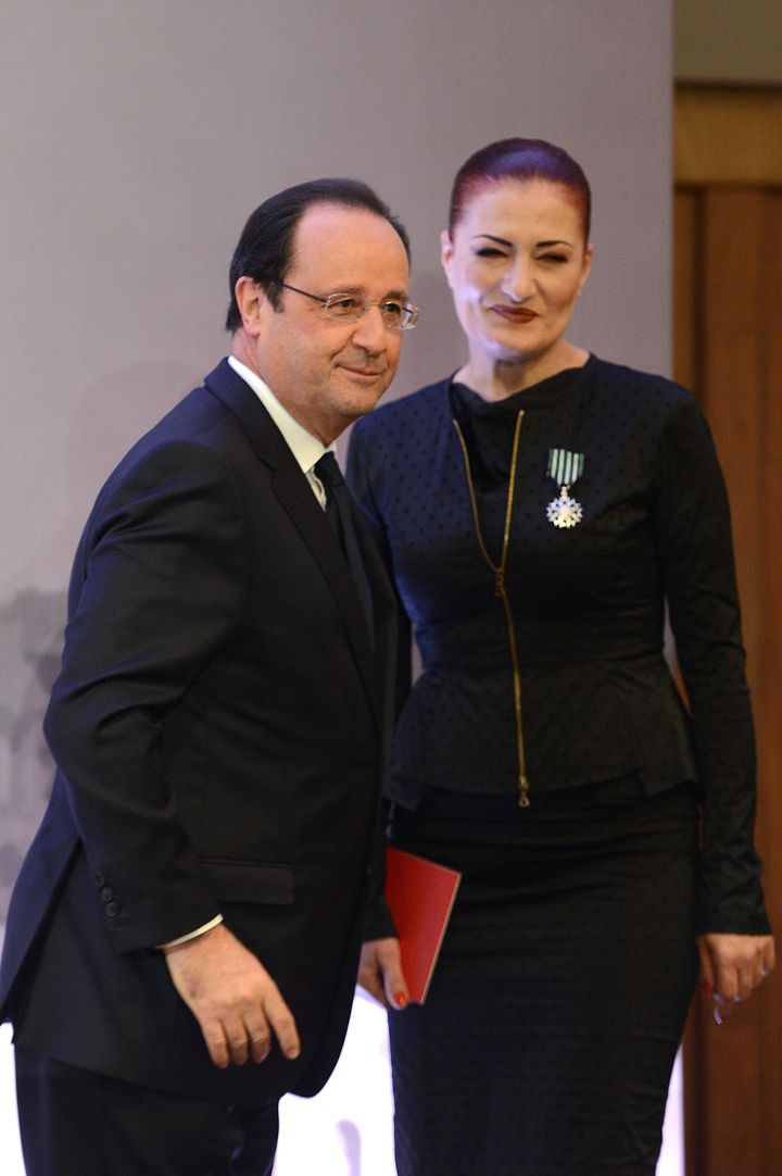 La chanteuse turque&nbsp;Candan Er&ccedil;etin et le pr&eacute;sident Fran&ccedil;ois Hollande, sourire en coin, &agrave; Istanbul, mardi 28 janvier.&nbsp; (ONUR COBAN / ANADOLU AGENCY / AFP)