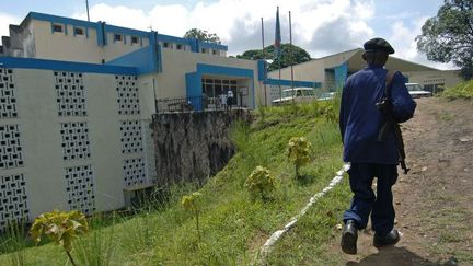 Une vue, datant de 2007, du centre de recherche nucléaire de Kinshasa protégé par un policier en arme. (LIONEL HEALING / AFP)