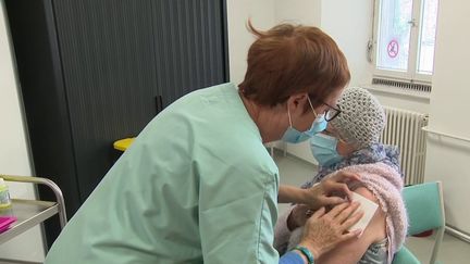 Covid-19 : les plus de 65 ans devront recevoir une troisième de dose vaccin pour garder leur pass sanitaire