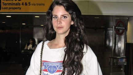 Lana Del Rey au naturel est presque plus effrayante que lorsqu'elle se coiffe comme la femme martienne dans "Mars Attack!". (REX / SIPA)