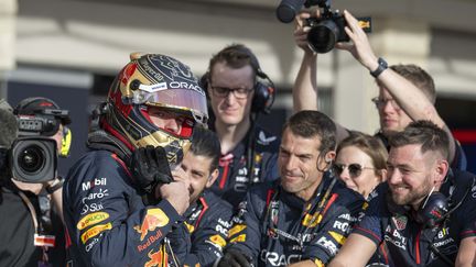 Max Verstappen félicité par son équipe après sa victoire sur la course sprint du Grand Prix des Etats-Unis, dimanche 22 octobre 2023. (JIM WATSON / AFP)