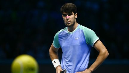 Carlos Alcaraz lors de sa défaite contre Alexander Zverev au Masters ATP le 15 novembre 2024 à Turin (Italie). (MARCO BERTORELLO / AFP)