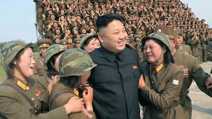Le leader nord-cor&eacute;en Kim Jong-un est entour&eacute; par des soldates lors de sa visite d'une unit&eacute; d'artillerie dans la province de&nbsp;Kangwon (Cor&eacute;e du Nord), le 24 avril 2014. (  MAXPPP)