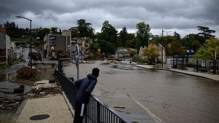 Dans les communes touchées par les intempéries le 17 octobre 2024, l'heure est au bilan. ici, à Annonay en Ardèche. (JEFF PACHOUD / AFP)