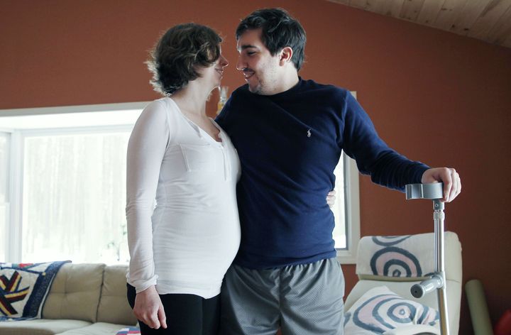 Jeff Bauman, survivant des attentats du marathon de Boston (Etats-Unis), pose &agrave; son domicile avec sa fianc&eacute;e, le 14 mars 2014. (CHARLES KRUPA / AP / SIPA)