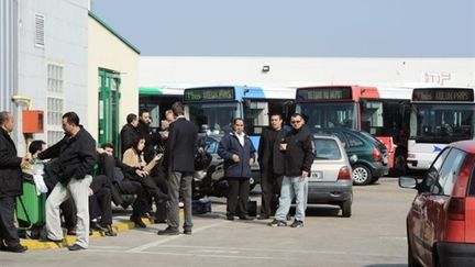 Des salariés des Courriers d'Ile-de-France ont cessé le travail après le caillassage de 3 bus à Tremblay (15 avril 2010) (AFP / Miguel Medina)