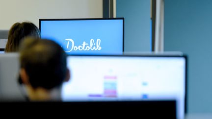 Des employés travaillent au siège de l'application Doctolib, à Paris, le 3 avril 2019. (ERIC PIERMONT / AFP)