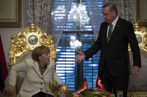 La chancelière allemande, Angela Merkel, et le président turc, Recep Tayyip Erdogan, à Istanbul le 18 octobre 2015. (REUTERS - Tolga Bozoglu - Pool)